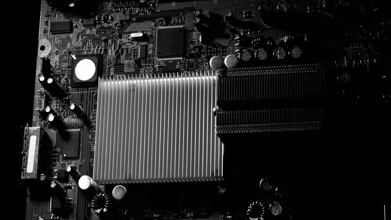 heatsink fins on black motherboard