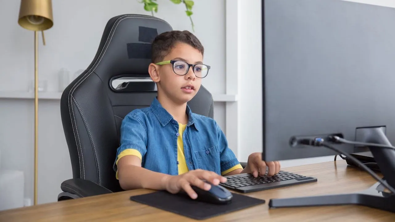 Niño usando Raspberry Pi