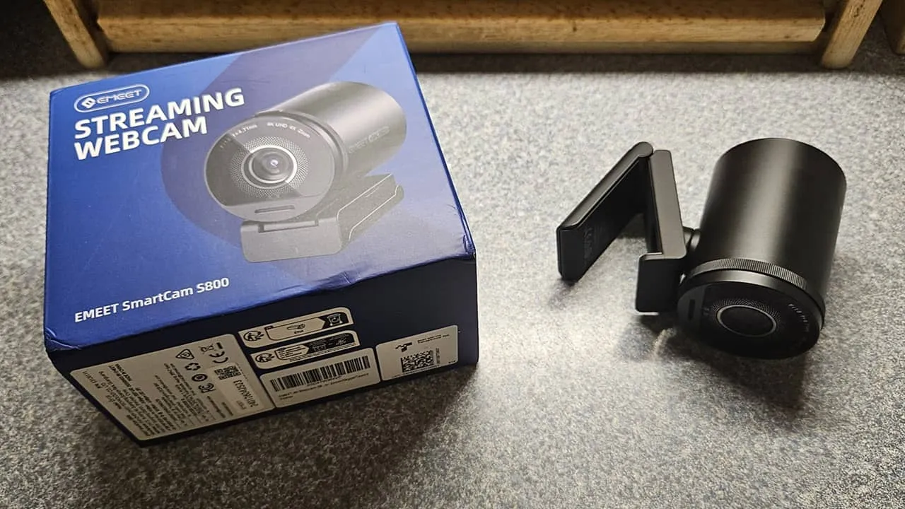 EMEET SmartCam S800 in der Nähe ihrer Verpackung platziert.