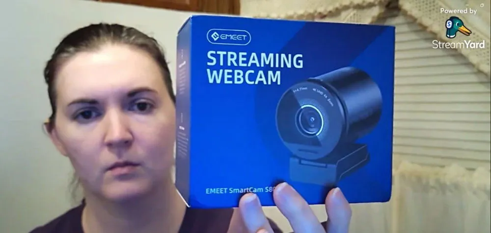 Caixa de webcam EMEET exibida no StreamYard.