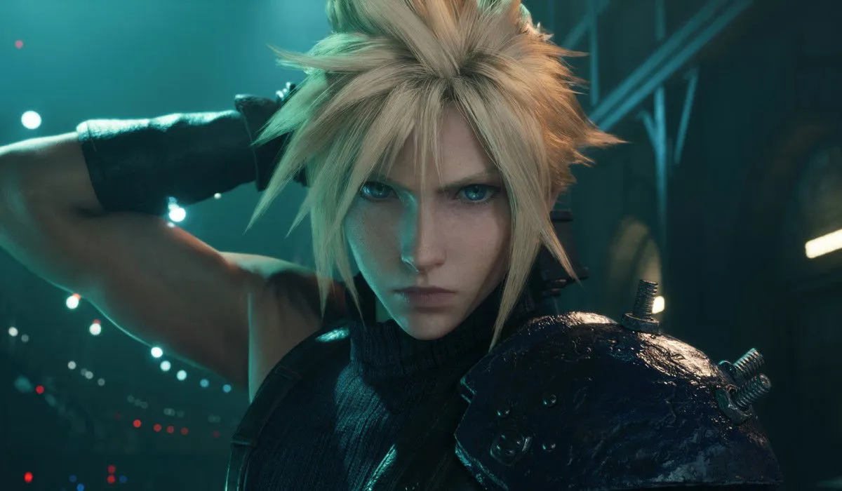 Cloud Strife, il protagonista principale di Final Fantasy VII, è pronto a sguainare la spada.