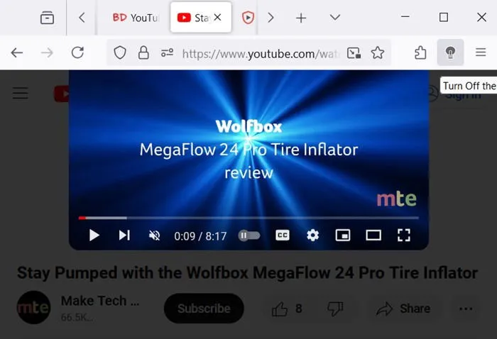 El complemento Apagar las luces en Firefox atenúa el entorno de un video de YouTube.