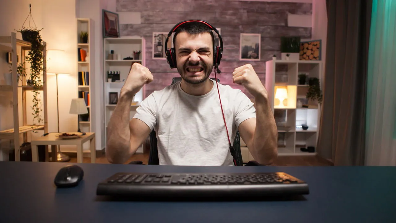 Uomo che celebra la vittoria del videogioco