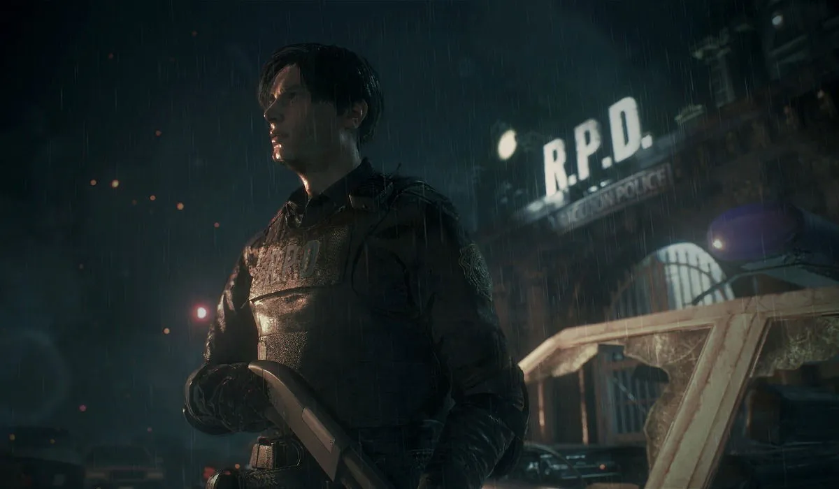 Leon Kennedy, un policier, se tient avec un fusil de chasse à l'extérieur du département de police de Raccoon City dans le remake de Resident Evil 2.