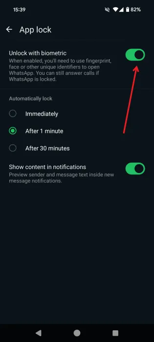 De optie 'Ontgrendelen met biometrisch' inschakelen in WhatsApp.