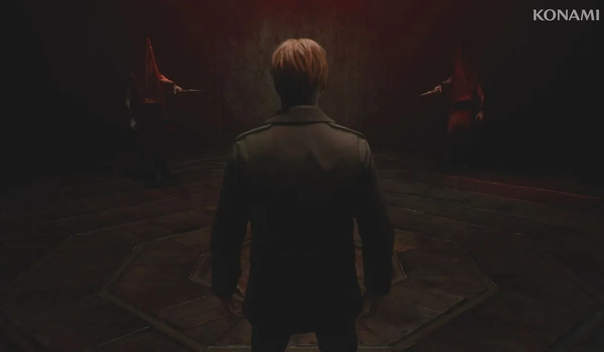 Scena z remake'u Silent Hill 2, przedstawiająca blondyna walczącego z dwoma potwornymi istotami.