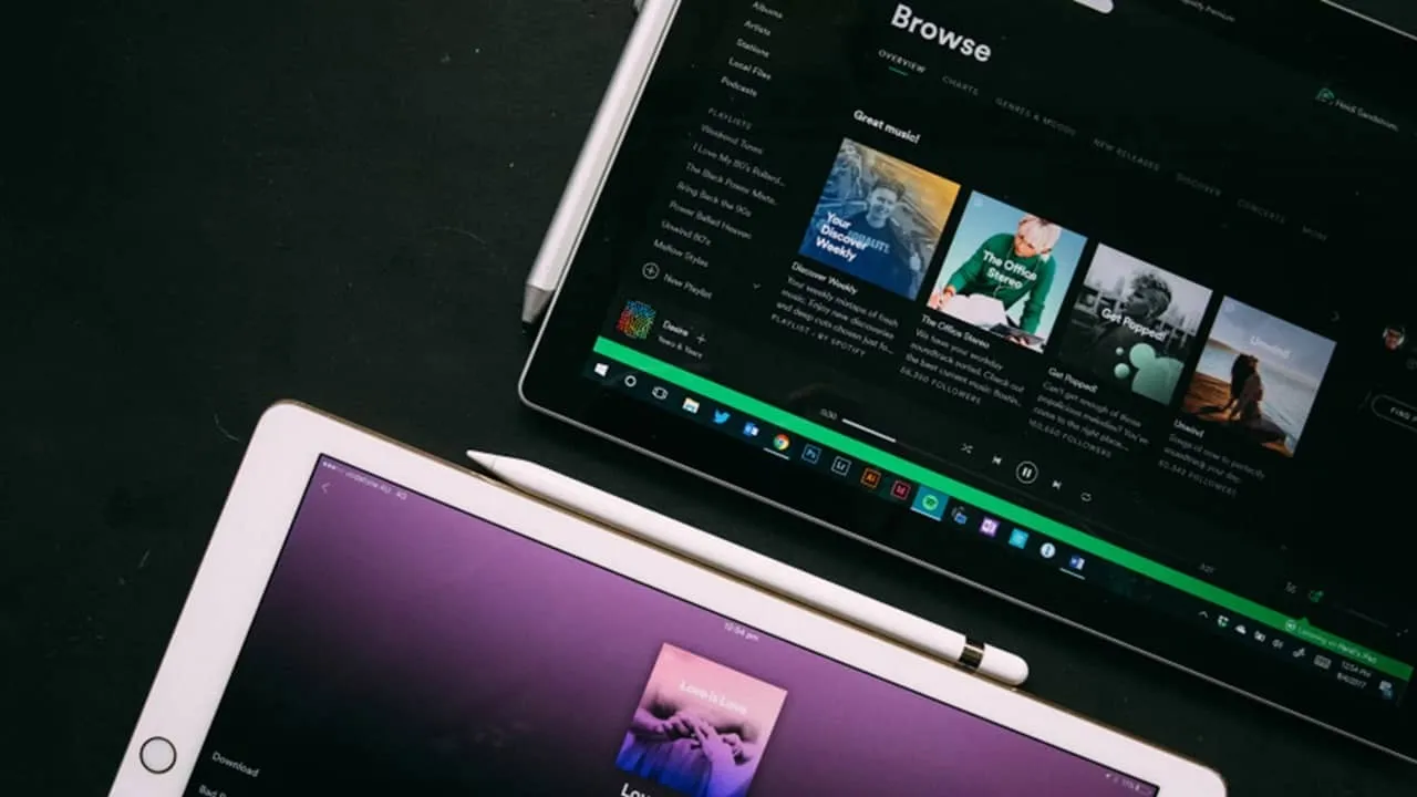 2 台のタブレットに Spotify が表示されています。