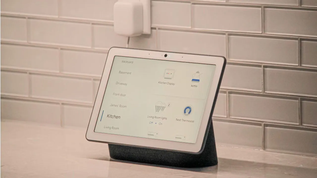 Appareil Google Home sur un comptoir de cuisine.