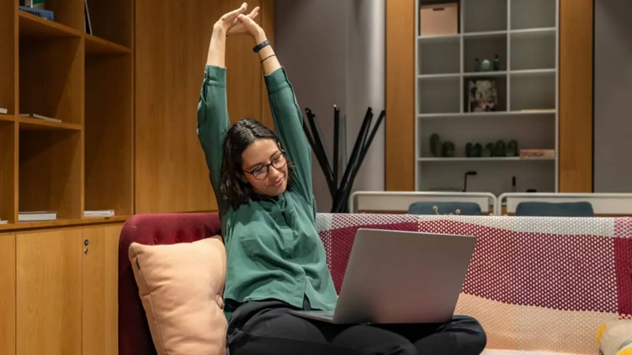 Mujer estirándose después de organizar tareas con el Programador de tareas de Windows