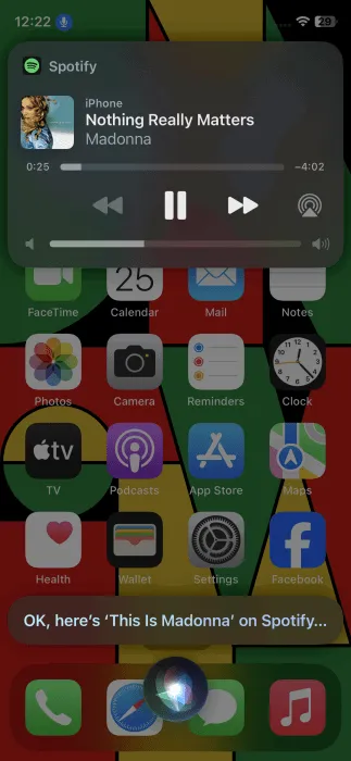 Prośba do Siri o uruchomienie Spotify na iPhonie.