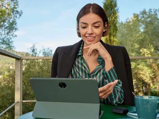 Mujer usando un OnePlus Pad para trabajar