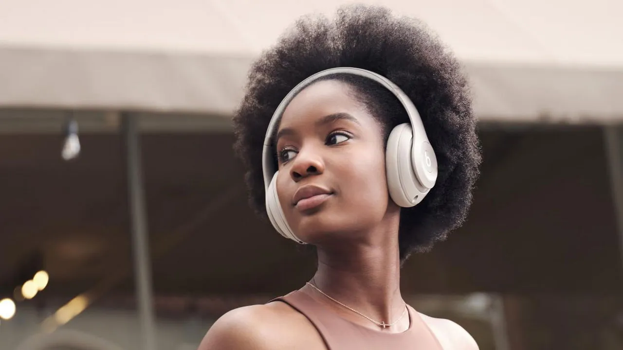 Mujer con auriculares Beats Pro