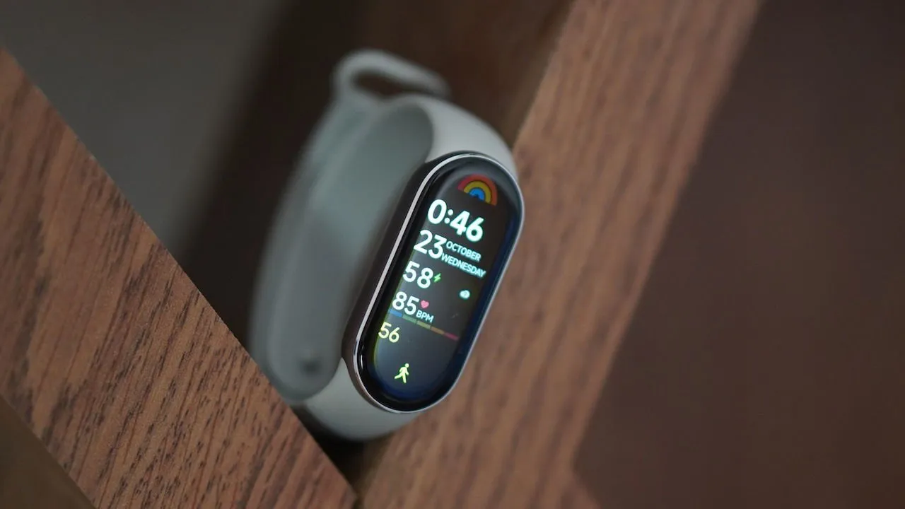 Xiaomi Smart Band 9 exhibida en un estante