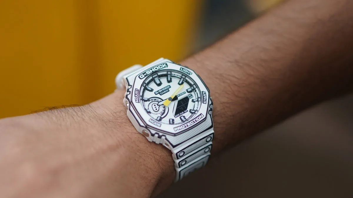 G Shock Manga Edition White Sprawdzanie czasu