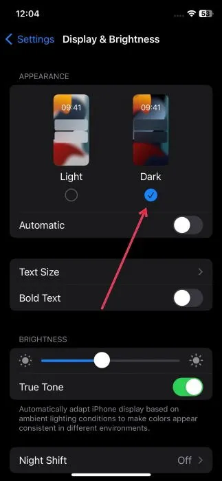 Activating dark mode in iPhone Settings.