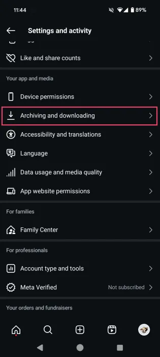 Instagramの設定で「アーカイブとダウンロード」を選択します。